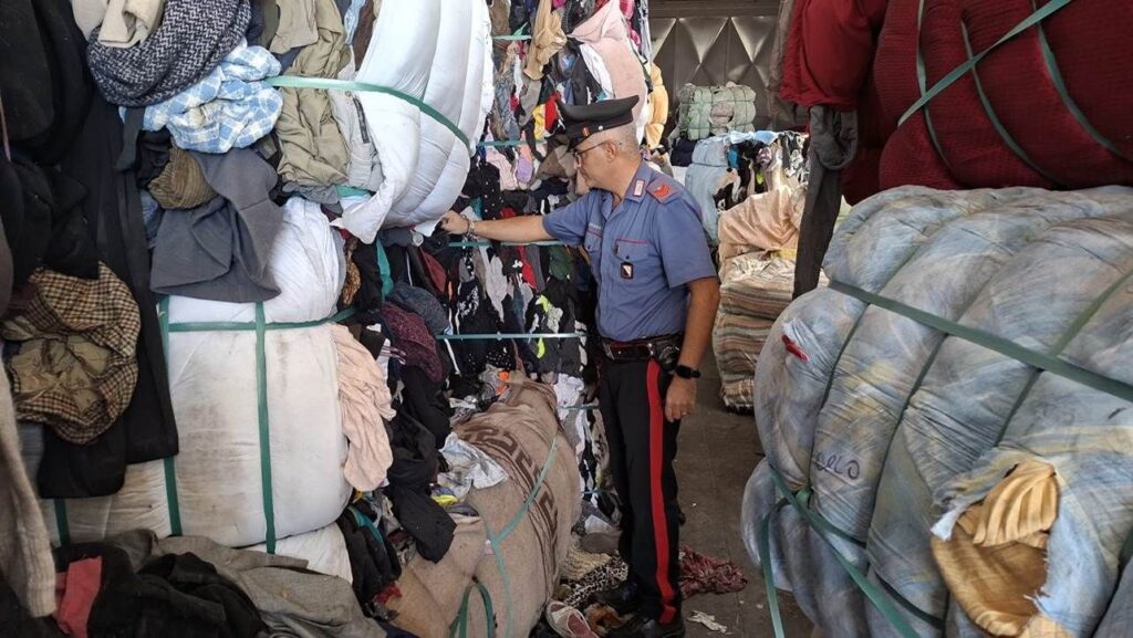 GRAZZANISE, SCOPERTA DISCARICA ABUSIVA IN UN CAPANNONE: SEQUESTRATI DAI CARABINIERI CIRCA 2.400 METRI CUBI DI RIFIUTI
