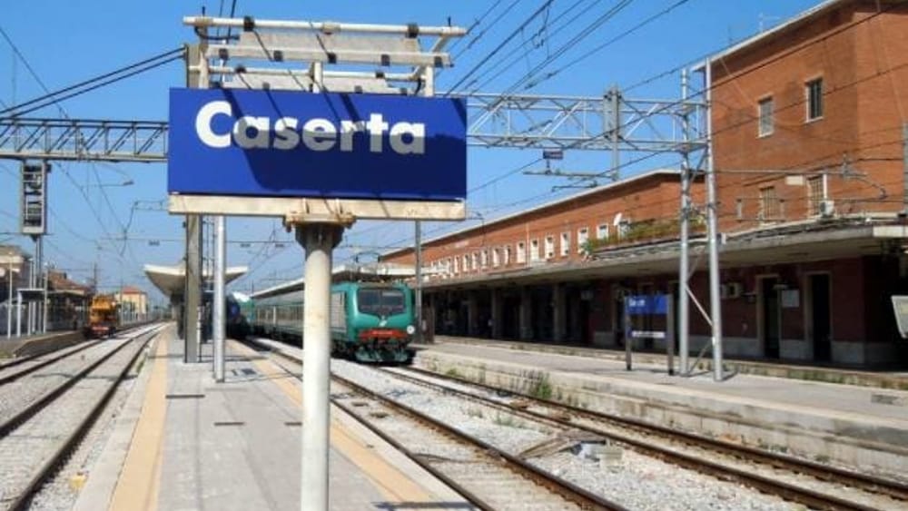NAPOLI-PIEDIMONTE MATESE, INVESTITA DA UN CONVOGLIO EAV ALLA STAZIONE DI CASERTA: È IN PROGNOSI RISERVATA