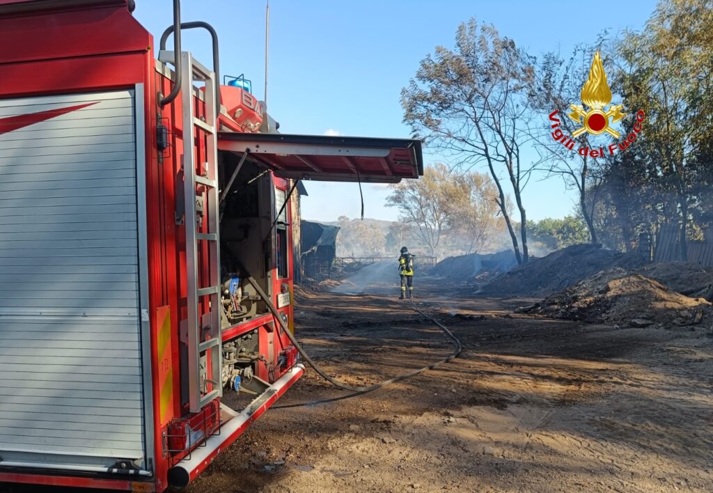 INCENDIO A CELLOLE, IN FIAMME STERPAGLIE E DUE DEPOSITI: INTERVENGONO I VIGILI DEL FUOCO