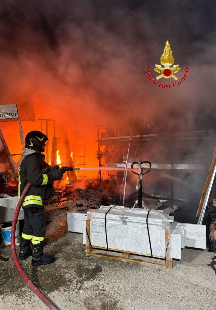 INCENDIO IN UN DEPOSITO DI MATERIALE EDILE A CAPODRISE: VIGILI DEL FUOCO IN AZIONE