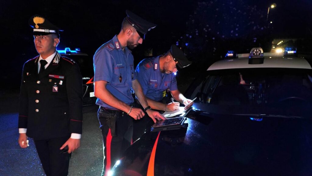 SAN NICOLA LA STRADA, AGGUATO NELLA NOTTE: MAZZA DI FERRO CONTRO UN’AUDI DA 100MILA EURO, DUE PERSONE COSTRETTE A SCENDERE