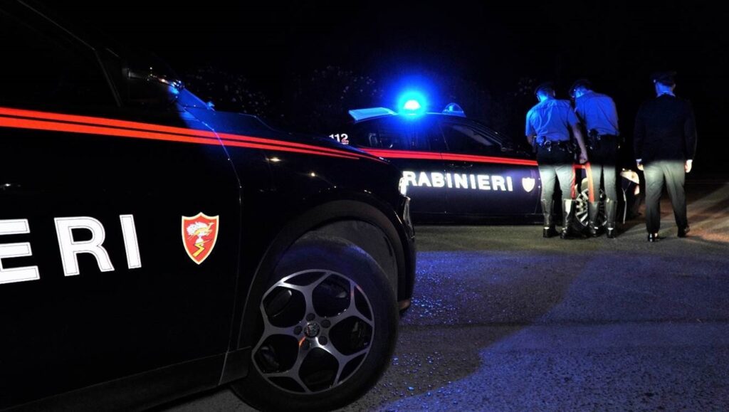 CASAGIOVE, NON SI FERMA ALL’ALT DEI CARABINIERI E FUGGE PER OLTRE 20 CHILOMETRI: INSEGUIMENTO ATTRAVERSO TRE COMUNI, POI L’ARRESTO. SEQUESTRATE 100 DOSI DI COCAINA E CRACK