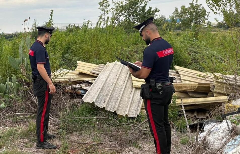 GRICIGNANO DI AVERSA, UNA TONNELLATA DI RIFIUTI ABBANDONATI SU UN’AREA DI 700 METRI QUADRATI: SCATTA IL SEQUESTRO