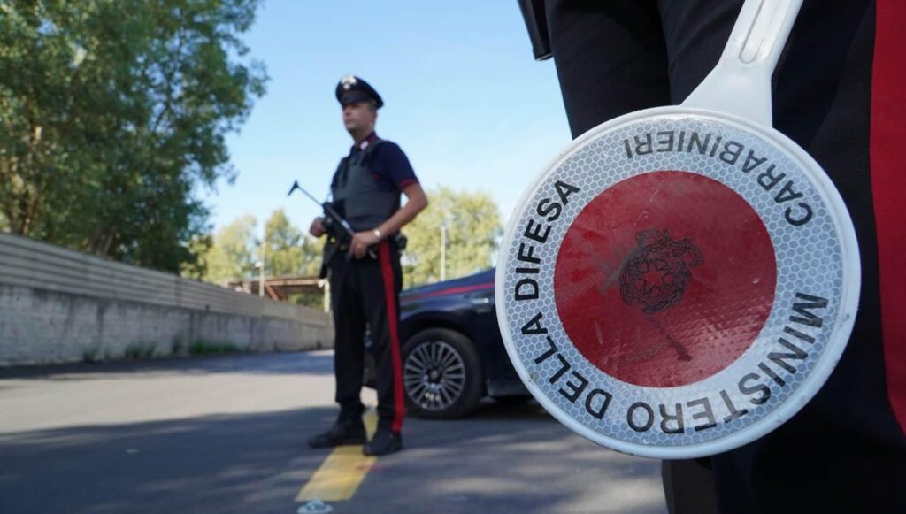 CASTEL VOLTURNO, ALLA GUIDA DI UN MOTOCICLO SENZA TARGA: GLI ACCERTAMENTI SUL TELAIO SVELANO CHE ERA STATO RUBATO A NAPOLI. 63ENNE DENUNCIATO DAI CARABINIERI PER RICETTAZIONE
