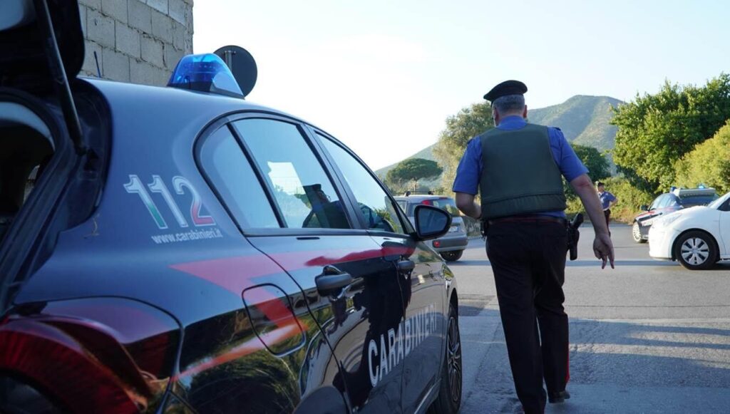 MONDRAGONE, CONTROLLI STRAORDINARI DEI CARABINIERI CONTRO L’ILLEGALITÀ DIFFUSA: DROGA, COLTELLI E LAVORO NERO NEL MIRINO
