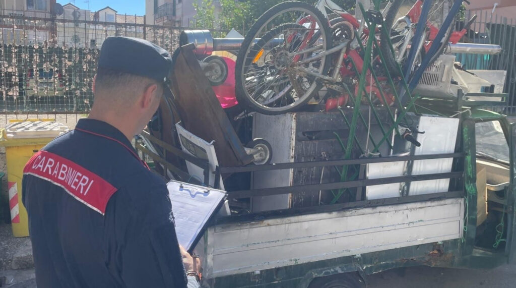 SANT’ARPINO, CONTROLLI NELLA TERRA DEI FUOCHI: I CARABINIERI SEQUESTRANO UN VEICOLO E UN CARICO DI RIFIUTI