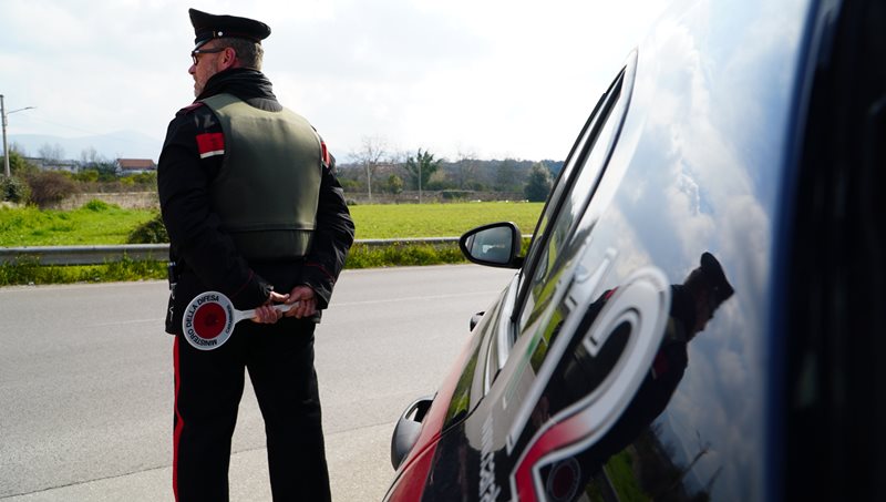 CASAL DI PRINCIPE, INSEGUIMENTO PER LE STRADE CITTADINE: I CARABINIERI ARRESTANO UN UOMO PER FUGA PERICOLOSA E RESISTENZA