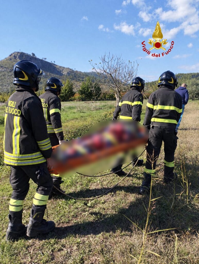 MIGNANO MONTE LUNGO, 75ENNE PRECIPITA IN UN FOSSATO DI 10 METRI: SALVATA DAI VIGILI DEL FUOCO
