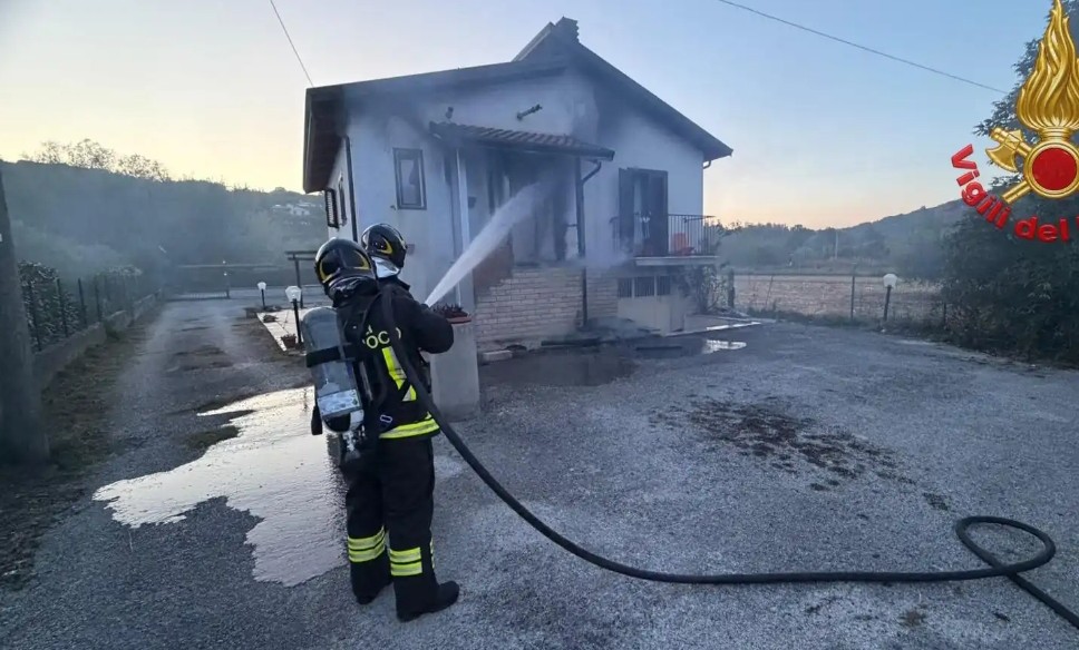 ISERNIA, A FUOCO ABITAZIONE, I VIGILI DEL FUOCO EVITANO IL PEGGIO