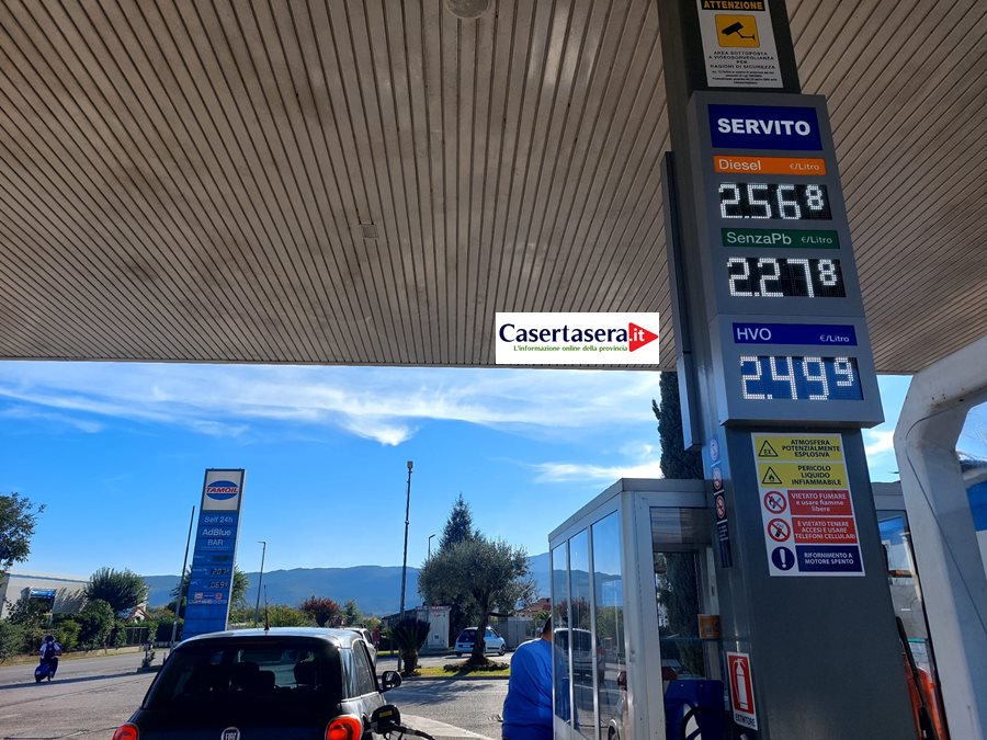 TIR IN PROTESTA CONTRO IL CARO CARBURANTI, CAOS SULL’A1 E SCAFFALI A RISCHIO VUOTI