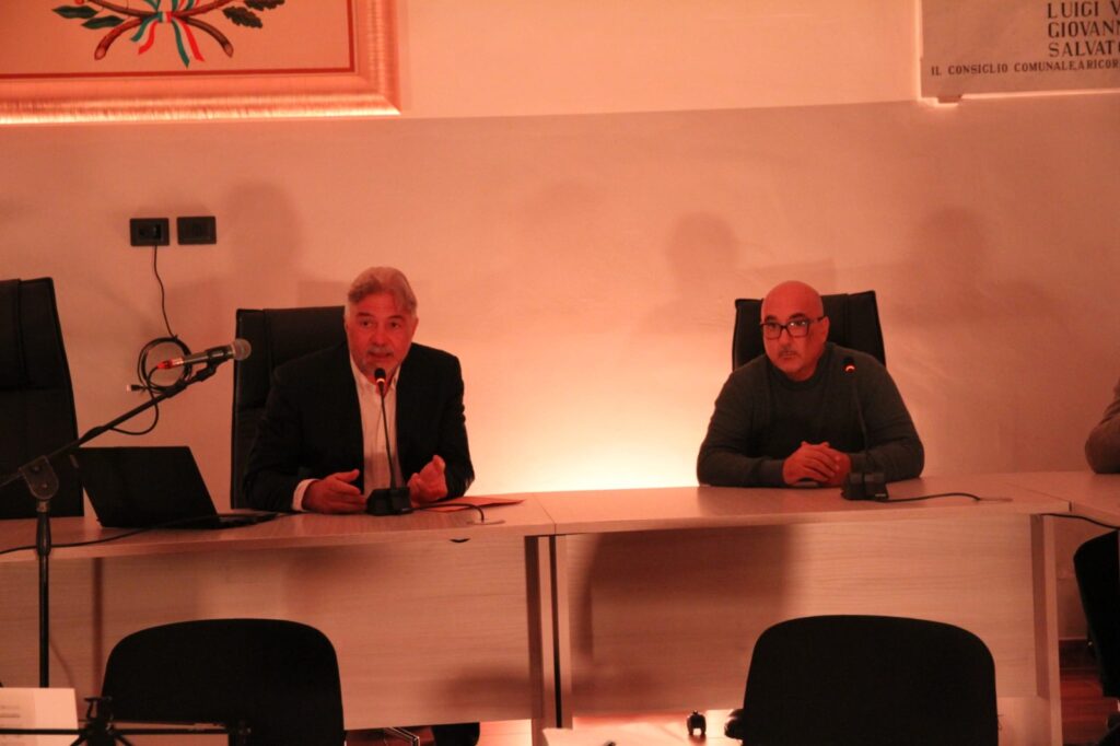 GRANDE SUCCESSO AD ALIFE PER IL FESTIVAL “QUATTRO PORTE”: STANDING OVATION PER GIUSEPPE SILVESTRI E FOLLA ALL’ANFITEATRO ROMANO