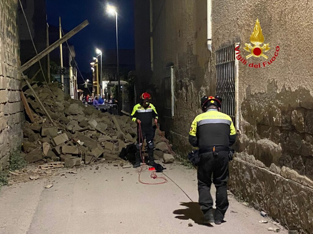 PAURA A GRAZZANISE, CROLLA UN VECCHIO FABBRICATO IN VIA CESARE BATTISTI. NESSUN FERITO